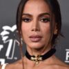 fotografia da cantora anitta em um evento em fundo cinza escuro