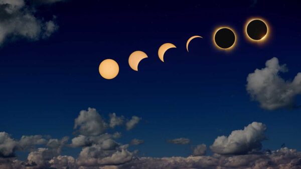 imagem de um céu escuro com nuvens e uma montagem com todas as fases da lua