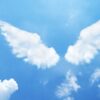 montagem de um céu azul com nuvens e uma nuvem em formato de asas de anjo
