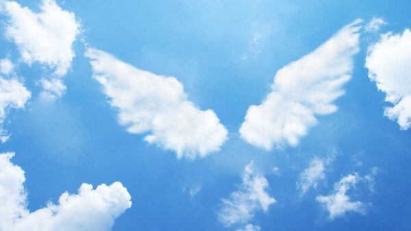 montagem de um céu azul com nuvens e uma nuvem em formato de asas de anjo