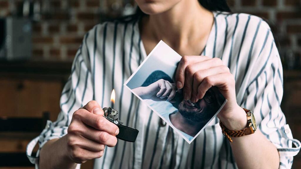 fotografia de uma mulher queimando com um isqueiro a foto do ex-namorado