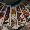 deque de cartas de tarot alinhados em cima de uma mesa de madeira