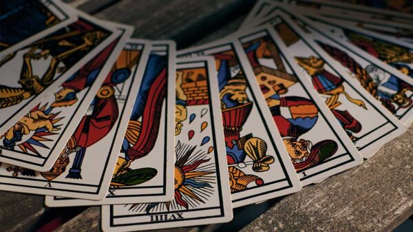 deque de cartas de tarot alinhados em cima de uma mesa de madeira