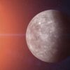 imagem da lua cheia próxima aos raios solares na cor laranja o fundo é o céu escuro