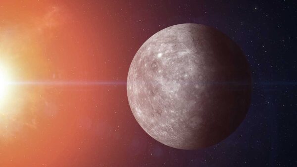 imagem da lua cheia próxima aos raios solares na cor laranja o fundo é o céu escuro